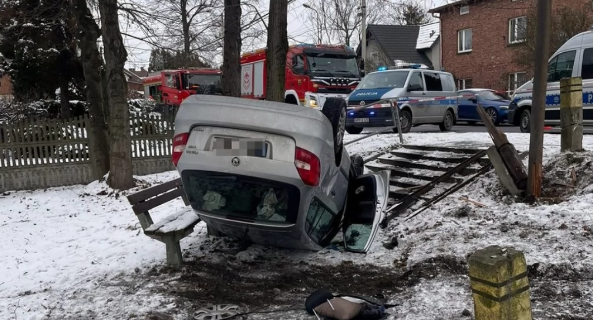 Wypadki drogowe, Wyleciał drogi uderzył słup dachował skwerze Kierowca stracił prawo jazdy - zdjęcie, fotografia