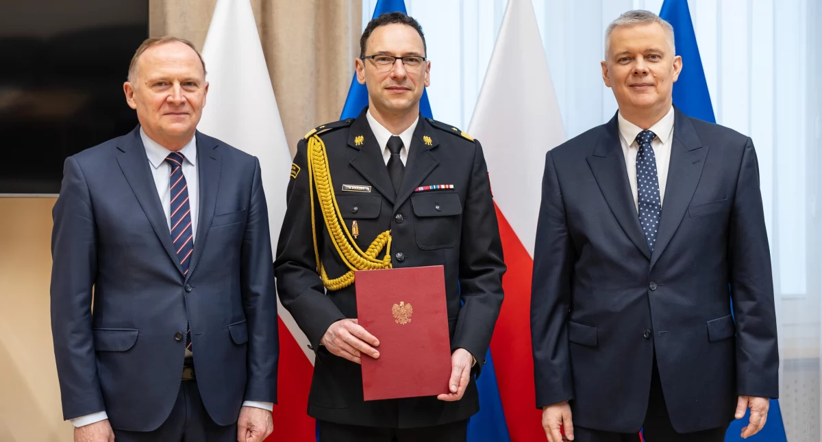 Wojciech Kruczek (w środku) został powołany przez ministra MSWiA na stanowisko komendanta głównego PSP. Zdjęcie: https://www.gov.pl/web/kwpsp