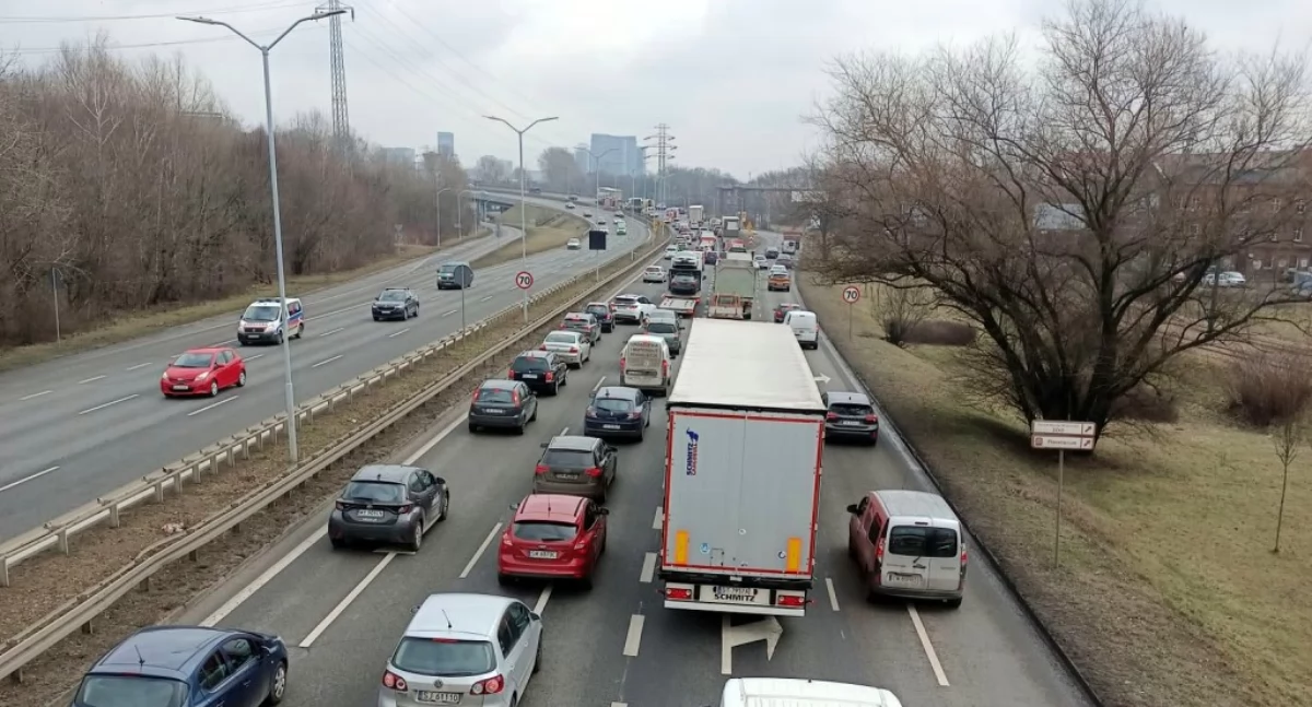 Kolizja dwóch ciężarówek i osobówki na DTŚ.