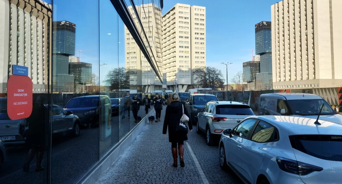 Parkingi, Wyrwana kostka barierki Kierowcy rozjeżdżają teren centrum handlowego - zdjęcie, fotografia
