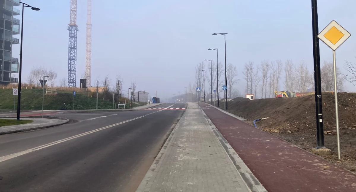 Komunikacja publiczna, Ponad miesiące otwarciu nowej drogi wciąż wiadomo kiedy pojedzie jakiś autobus - zdjęcie, fotografia