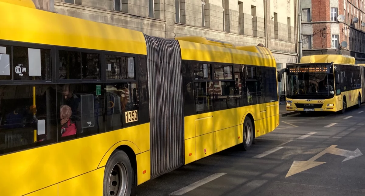 Komunikacja publiczna, ponad kierowców autobusów komunikacji miejskiej Katowicach Metropolii obcokrajowcy muszą znać języka polskiego - zdjęcie, fotografia