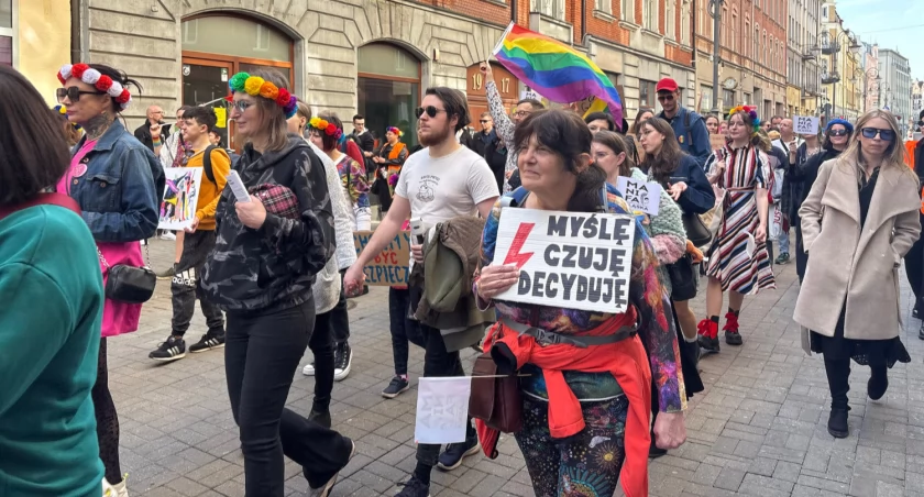 Sprawy społeczne, Uczestniczki Śląskiej Manify domagały swobodnego prawa aborcji modlili przeciwnicy - zdjęcie, fotografia