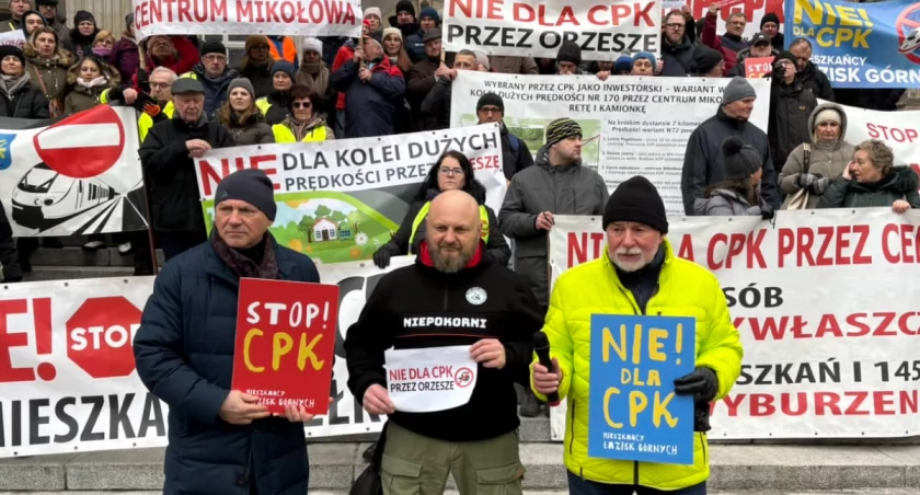 Mieszkańcy miejscowości, przez których mają przechodzić nowe tory, protestowali dziś w Katowicach