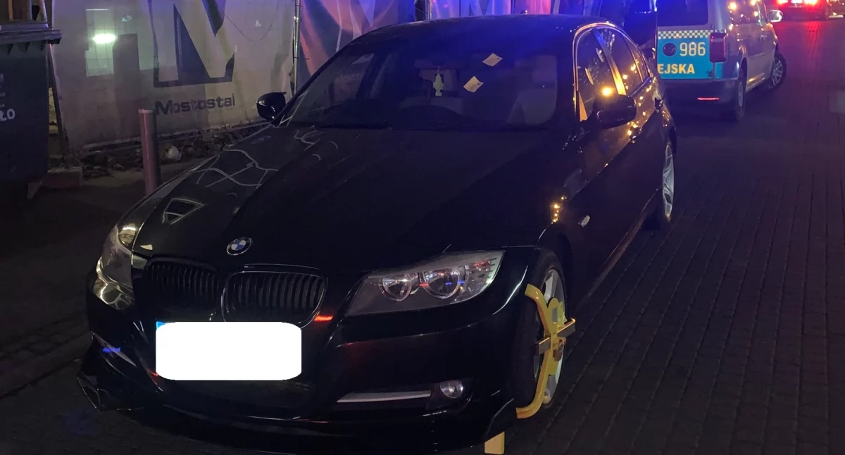 Kierowca twierdził, że nie widział blokady ani kartek przyklejonych do szyb.