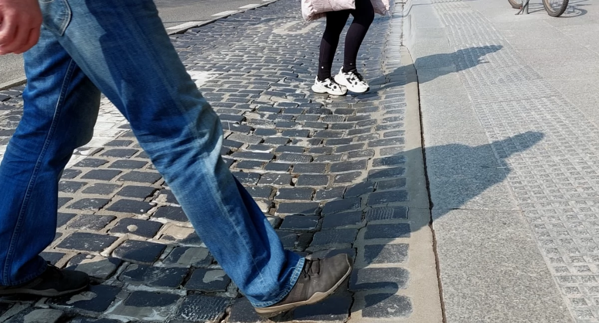 Komunikacja publiczna, Koleiny dziury przystankach centrum Katowic Miasto kolejny naprawia samą nawierzchnię - zdjęcie, fotografia