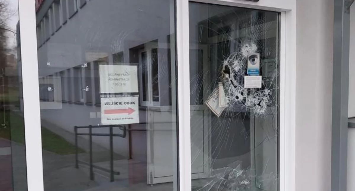Sprawy kryminalne, Mężczyzna który zaatakował metalowym prętem siedzibę pogotowia usłyszał zarzuty - zdjęcie, fotografia