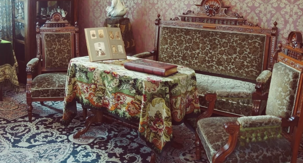 Sprawy kryminalne, Kobieta chciała ukraść muzeum stuletnie torebki Teraz stanie przed sądem - zdjęcie, fotografia