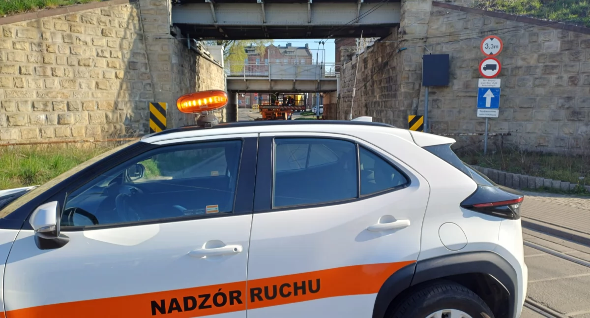 Tramwaje, Ciężarówki zerwały sieć trakcyjną Sosnowcu Chorzowie Naprawa może potrwać - zdjęcie, fotografia
