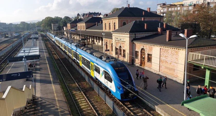 Pociąg Kolei Śląskiej na stacji Bielsko-Biała Główna.