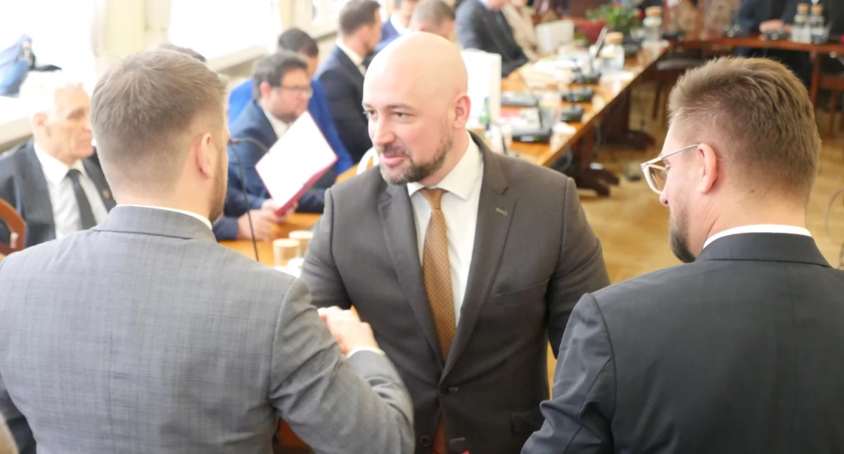 Tomasz Szpyrka (w środku) został członkiem rady nadzorczej spółki GKS GieKSa Katowice. Z prawej Marcin Krupa.