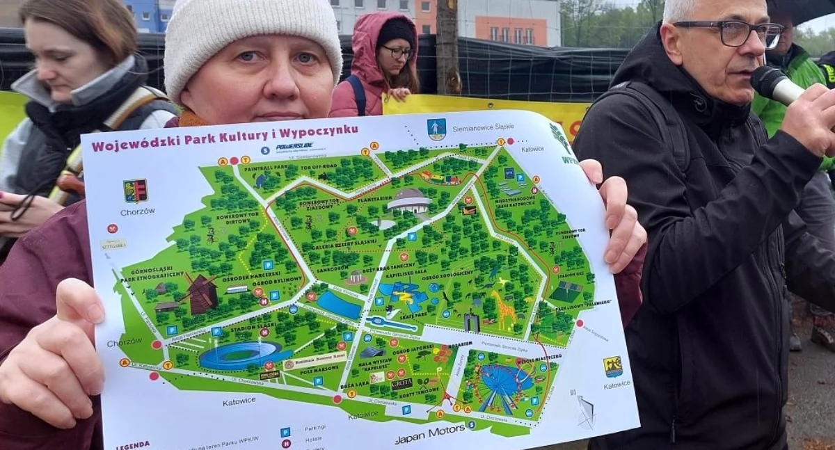 Społecznicy w trakcie protestu po wycince 1000 drzew przy ul. Targowej.