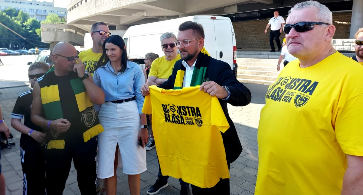 Od lewej: Sławomir Witek - nowy prezes GKS, Marcin Krupa i Krzysztof Nowak - odwołany prezes.