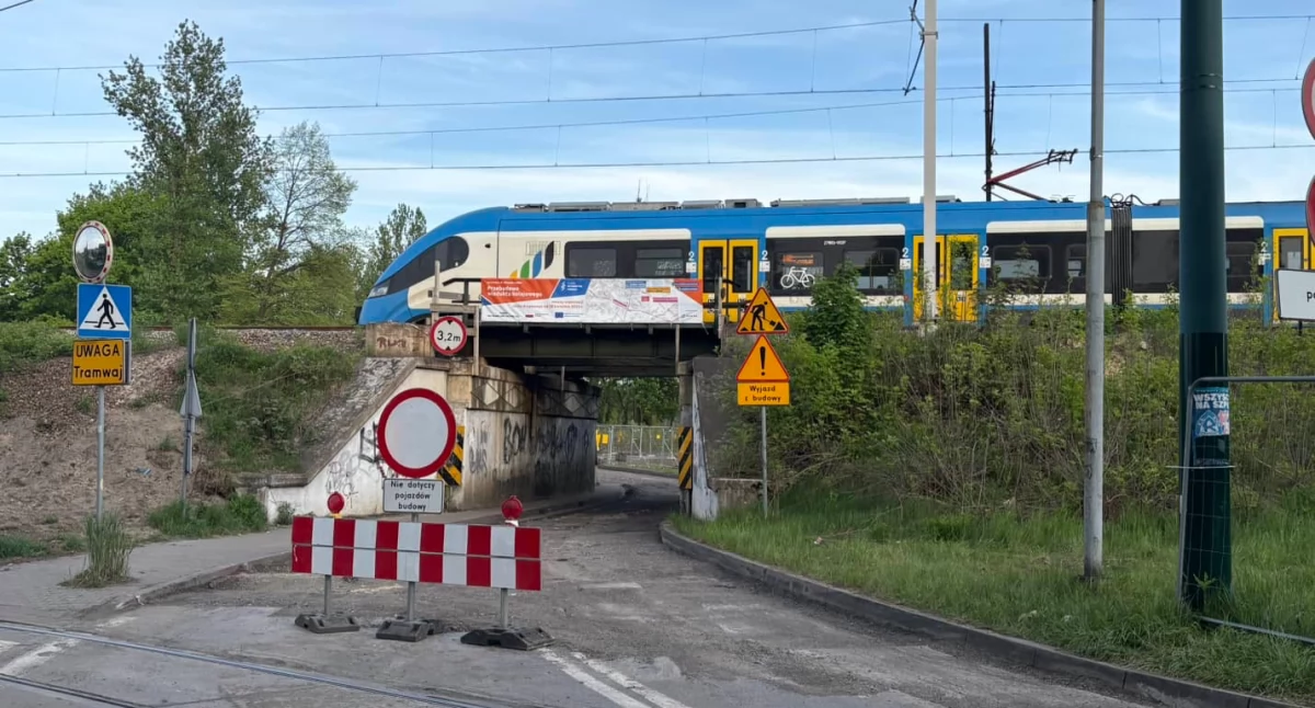 Sprawy społeczne, Odcięci świata Mieszkańcy Uthymana zmagają skutkami zamknięcia wiaduktu - zdjęcie, fotografia