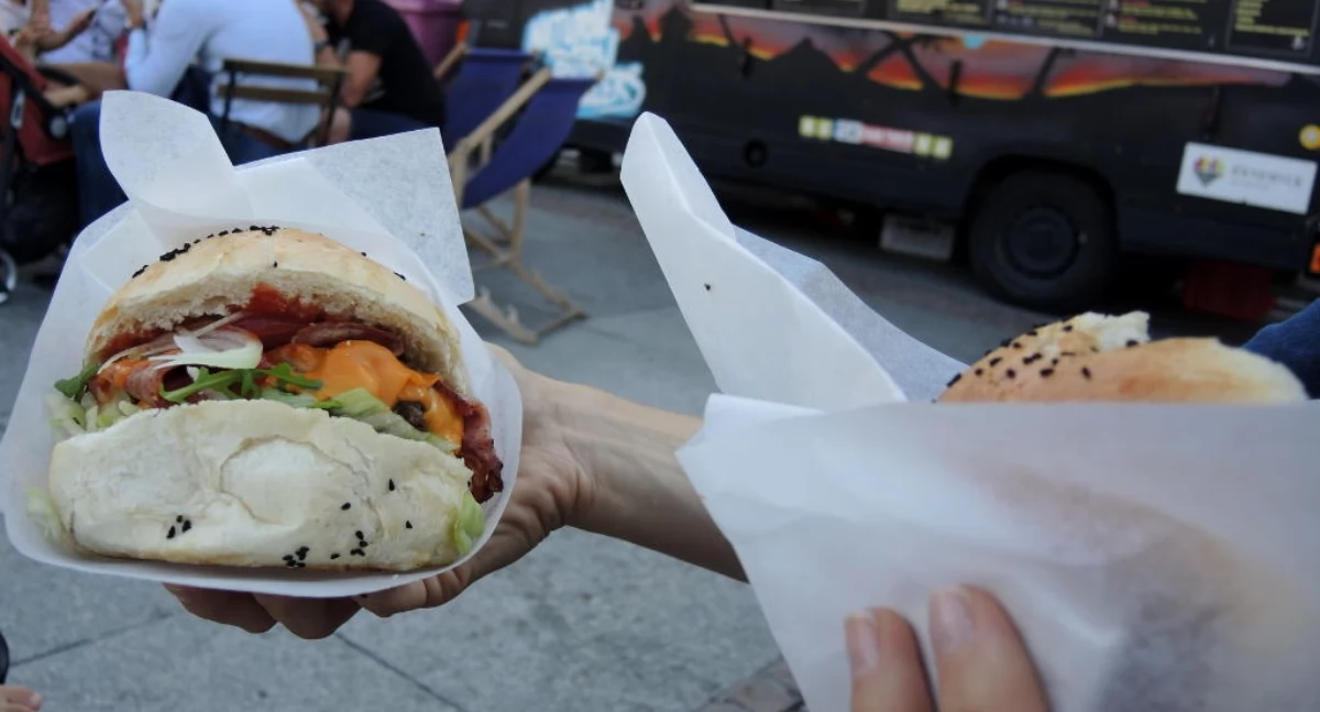 Gastronomia, Dzisiaj rusza sezon truckami Można zjeść Parku Śląskim Dolinie Trzech Stawów - zdjęcie, fotografia