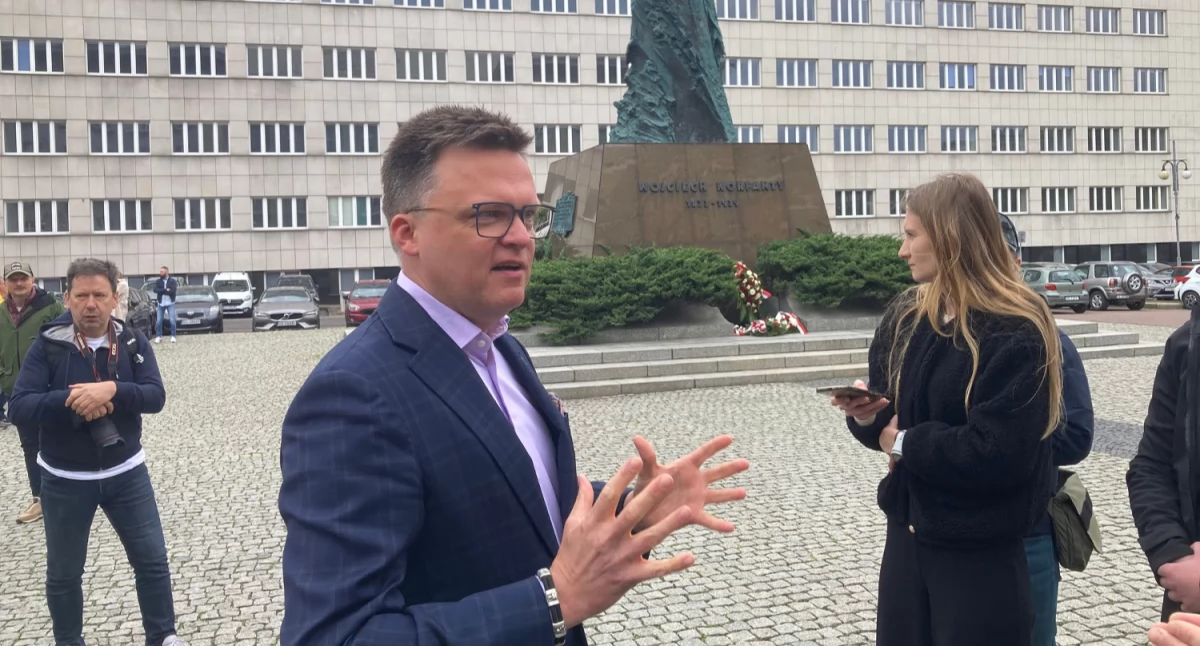Szymon Hołownia podczas spotkania z dziennikarzami na pl. Sejmu Śląskiego.