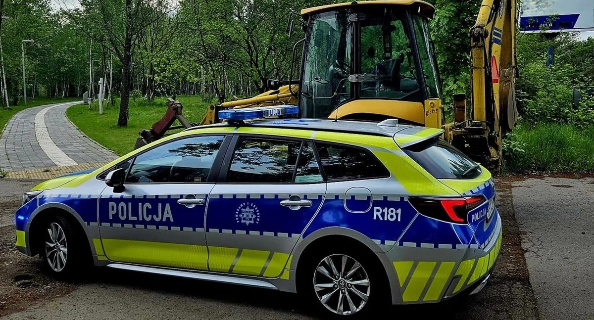 Komunikaty Policji, Nietrzeźwy operator koparki Jechał ulicą Katowicach wpadł podczas badania alkomatem - zdjęcie, fotografia