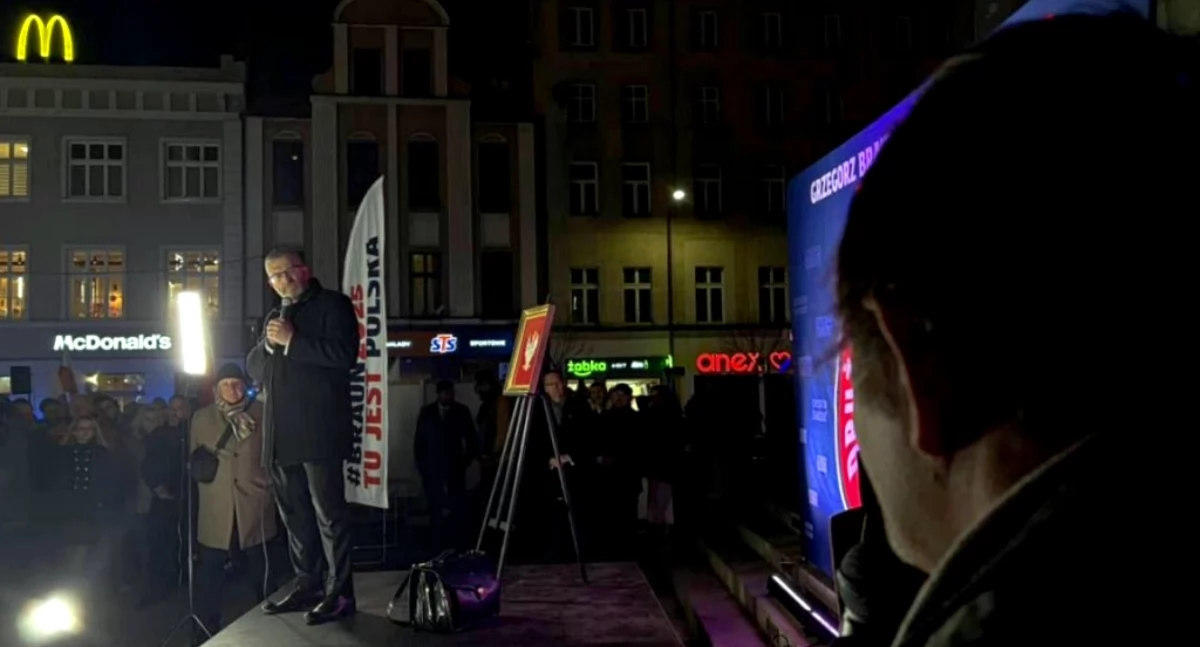 Grzegorz Braun podczas wiecu w Katowicach.
