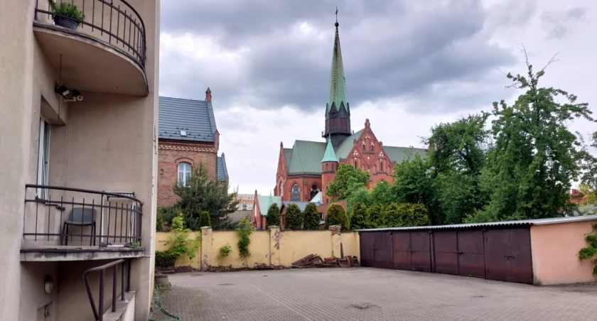 Budynek jadłodajni stanie częściowo na terenie tego podwórka.