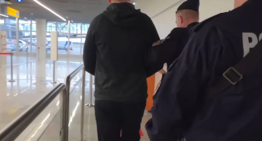 Sebastian M. na lotnisku w Warszawie.