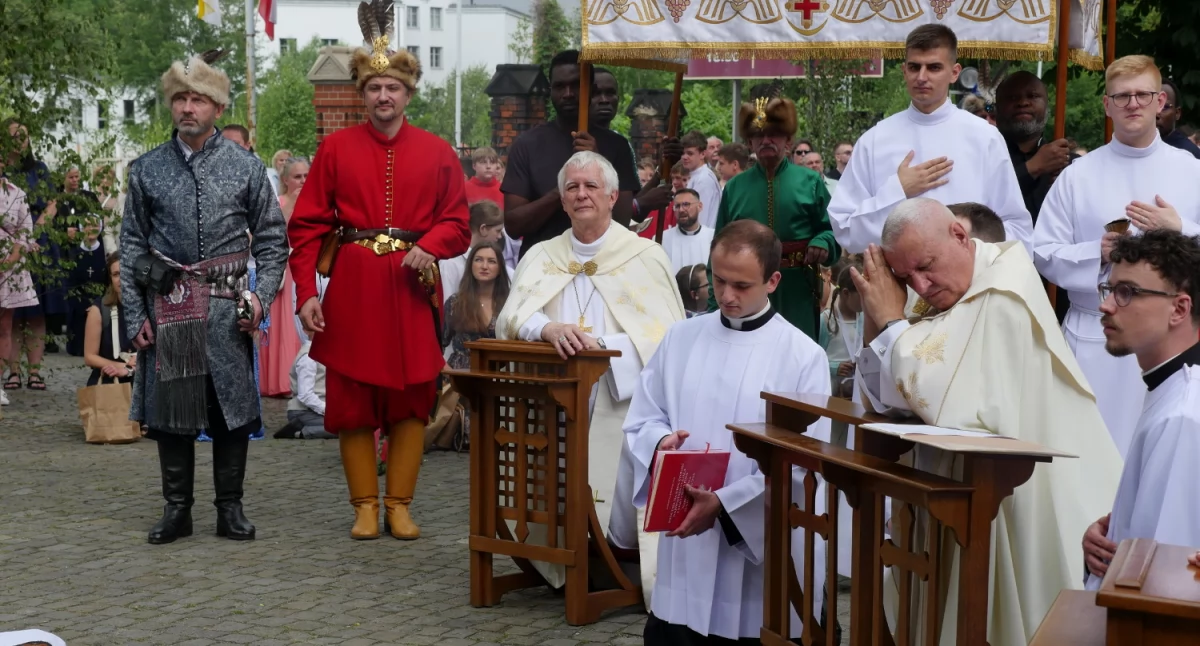 Religia, Przez centrum Katowic przeszła centralna procesja Bożego Ciała [ZDJĘCIA] - zdjęcie, fotografia