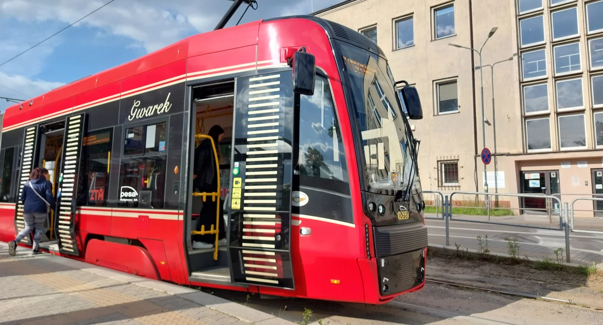 Tramwaj na przystanku Wełnowiec Gnieźnieńska.