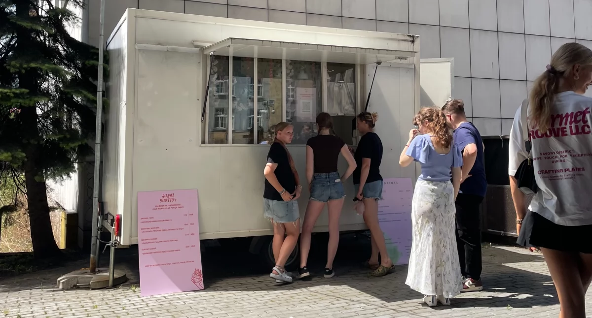 Food truck Makivan na placu Sejmu Śląskiego 2.