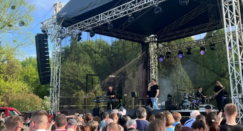 Zenon Martyniuk z zespołem Akcent zagrał przed Stadionem Śląskim podczas majówki w zeszłym roku. (zdjęcie archiwalne) 