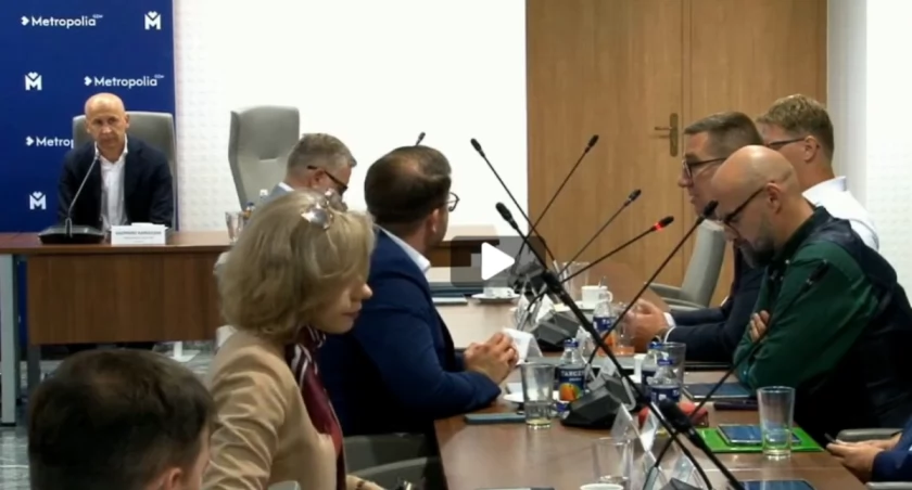 Prezydent Knurowa (przy włączonym mikrofonie) miał wątpliwości, czy można powtórzyć jedno z głosowań.