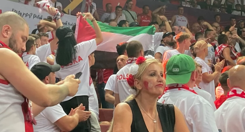 Kiedy ochrona próbowała zabrać kibicom flagę Palestyny, ci zaczęli skandować: zostaw kibica, ty kur..., zostaw kibica