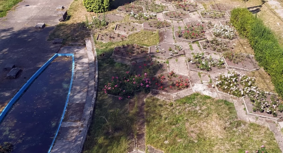 Wiele elementów Rosarium od lat wymaga naprawy, fot. Park Śląski. 