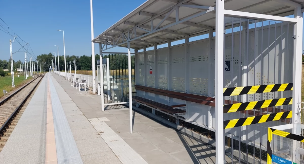 Przystanki są oświetlone i regularnie sprzątane, choć od 2 lat nic się tu nie zatrzymuje.