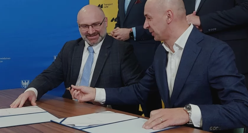 Grzegorz Kwitek (po lewej) z przewodniczącym zarządu GZM Kazimierzem Karolczakiem.