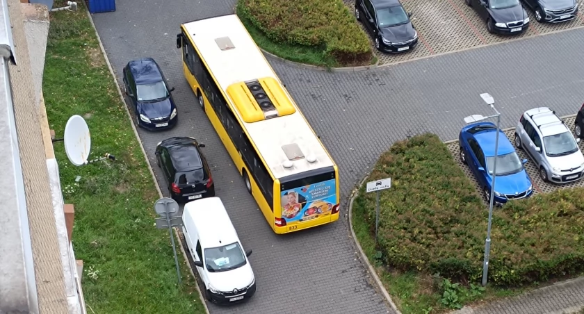 Kierowca autobusu komunikacji miejskiej pomylił trasę i wjechał na osiedlowy parking.