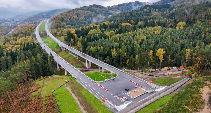Wylot z tunelu pod masywem Barania w kierunku Zwardonia (źródło: wegorka-s1.pl)