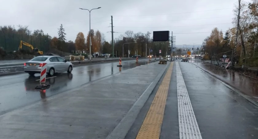Nowy przystanek przy ul. Bocheńskiego (zdjęcie z 3 listopada 2025).