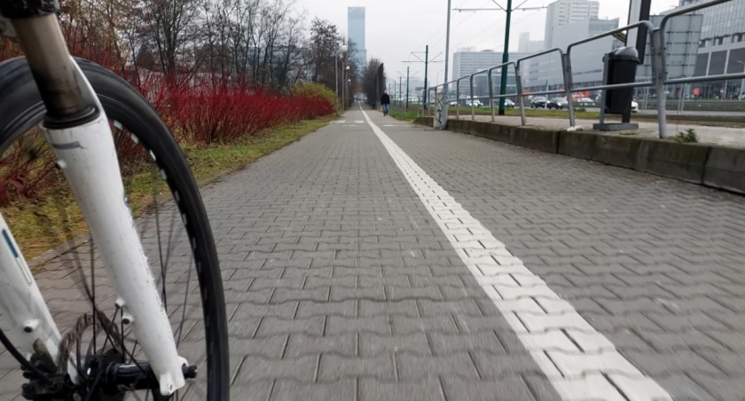 Kostka nadal jest powszechną nawierzchnią na drogach rowerowych w Katowicach.