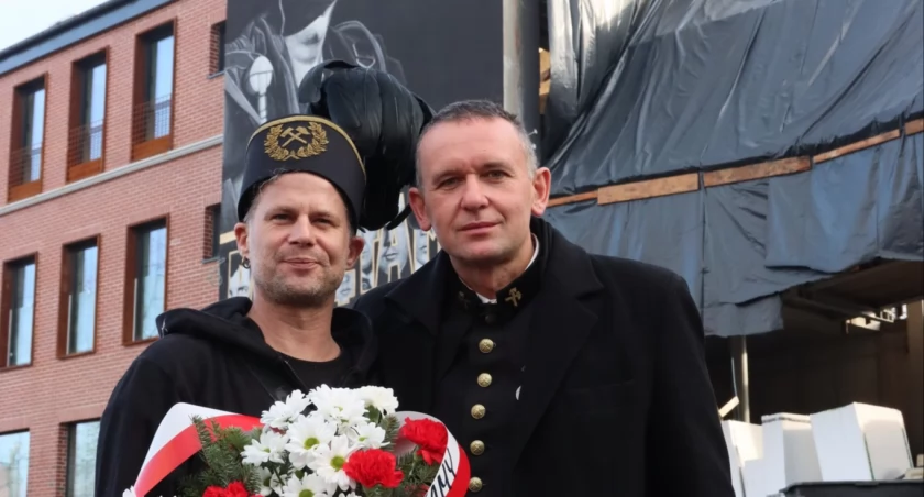 Autor muralu Al Sticking z ratownikiem Sebastianem Żołną (fot. ŚCWiS).