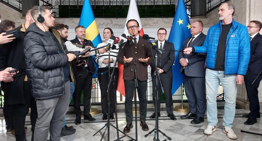 Pośrodku Wojciech Balczun, minister aktywów państwowych.