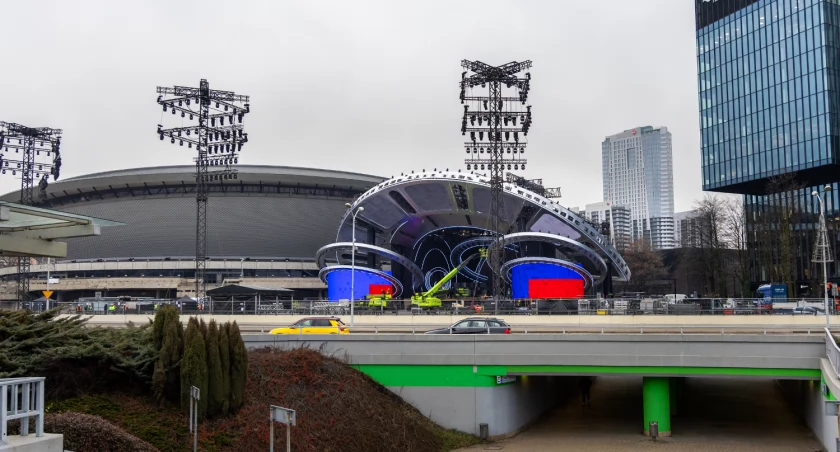 Przed Spodkiem trwa budowa sceny. Fot. Sławomir Rybok/UM Katowice.