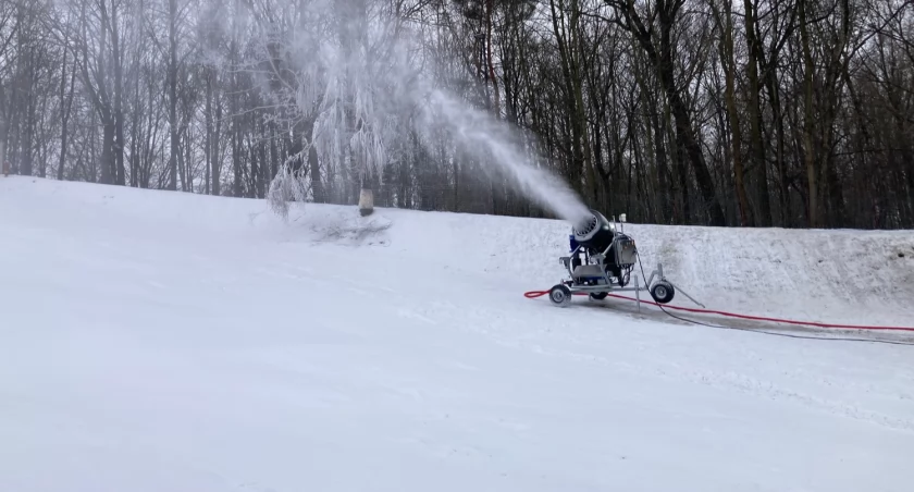 Naśnieżanie górki w Parku Kościuszki.