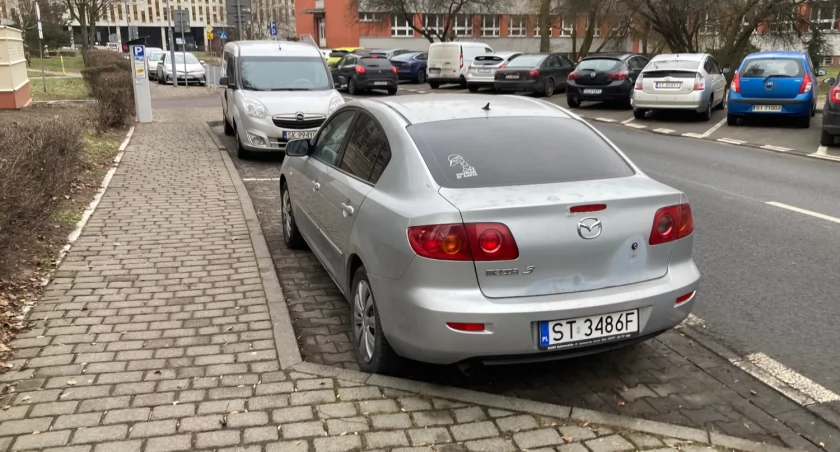 Nie wiadomo kto naprawdę jest właścicielem tego samochodu.