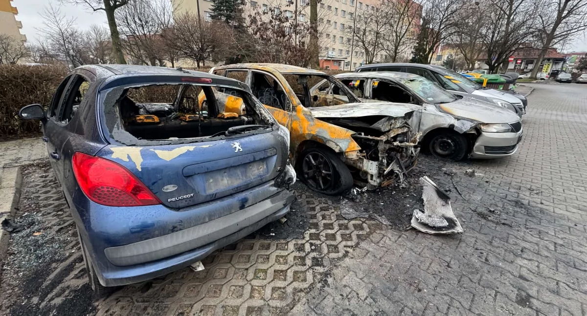 W sobotnim pożarze na ul. Witosa ucierpiały trzy samochody osobowe.