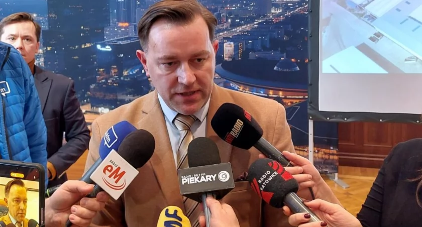 Radny Damian Stępień.