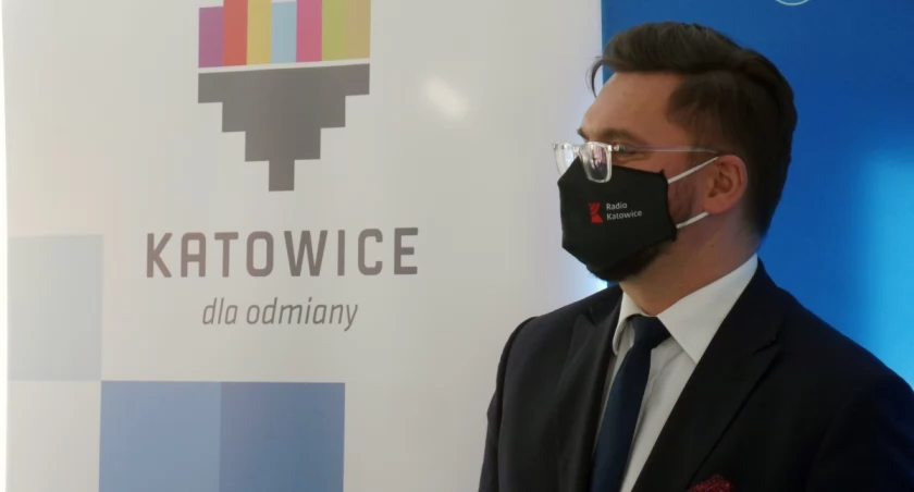 Marcin Krupa w maseczce z logo Radia Katowice.
