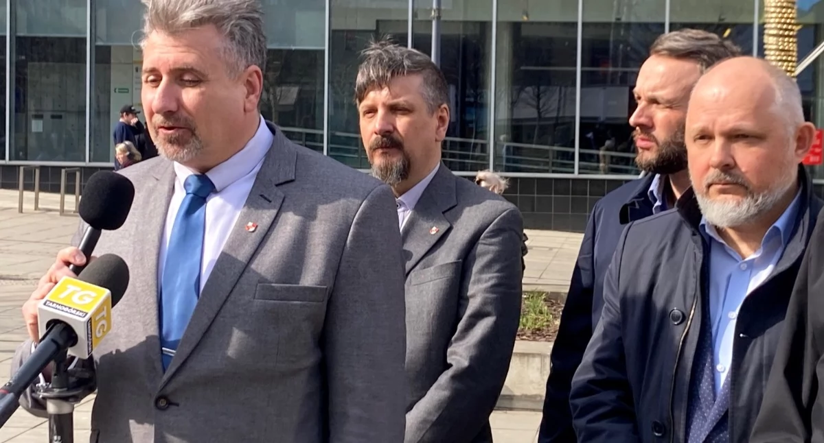 Działacze Konfederacji Korony Polskiej. Na pierwszym planie Aleksander Peterko (z lewej) i Wojciech Kazek.
