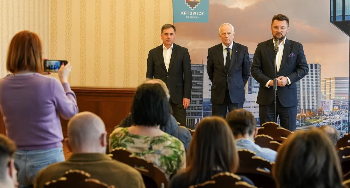 Od lewej stoją: Marcin Nowak, Andrzej Hołda i Marcin Krupa. Fot. K.Kalkowski/UM Katowice