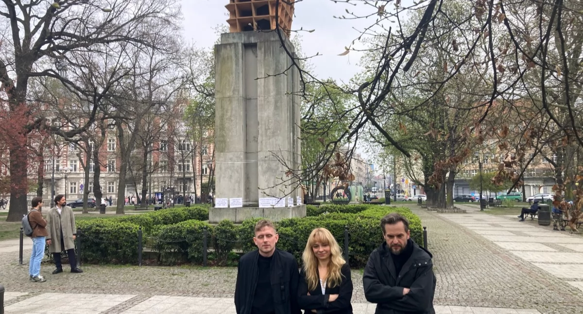 Szymon Szewczyk (autor), Marta Lisok i Grzegorz Hańderek (kuratorzy projektu) przed pomnikiem na Placu Wolności.