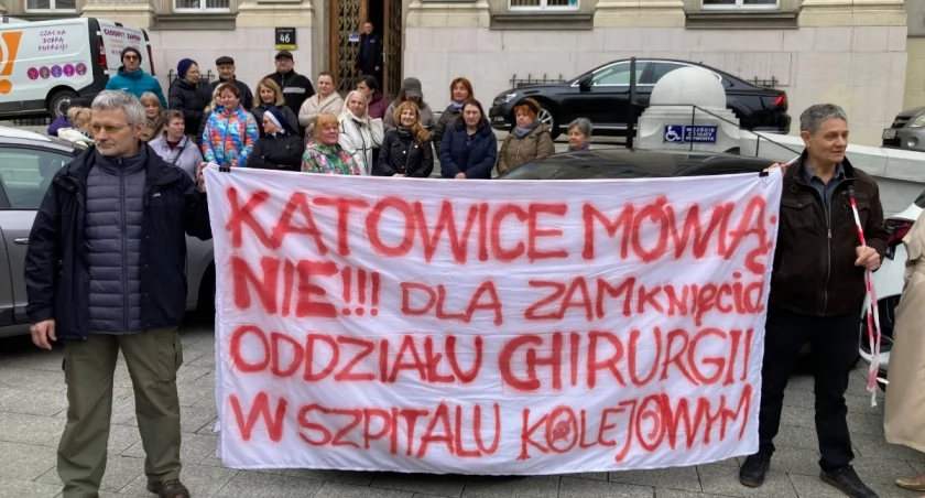 Przed urzędem marszałkowskim zebrała się dzisiaj grupa około 20 osób, które sprzeciwiają się likwidacji oddziału chirurgii w Okręgowym Szpitalu Kolejowym.