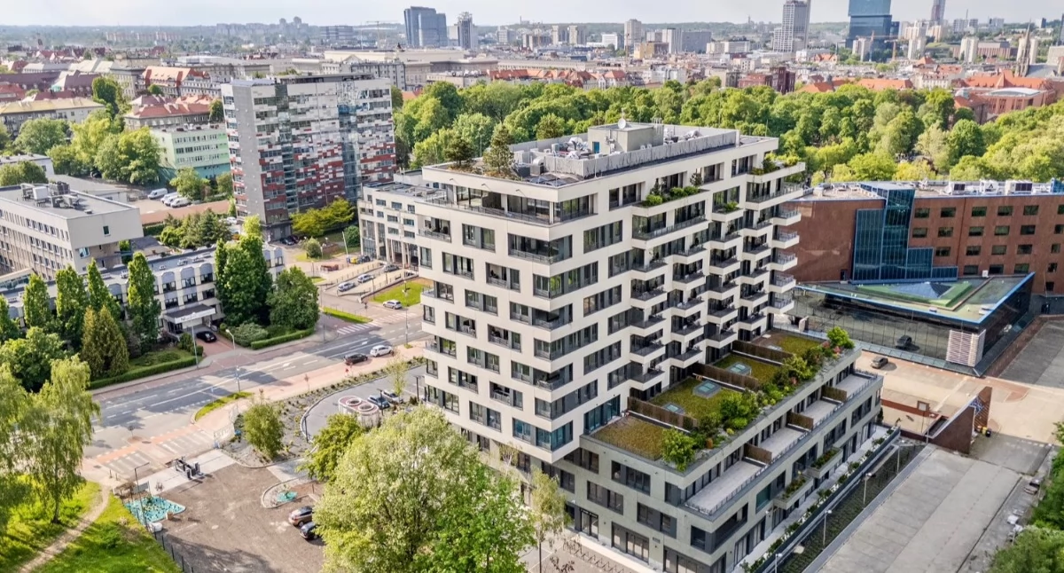 Budynek Damrota Garden. W tle biurowiec przy ul. Powstańców 43.